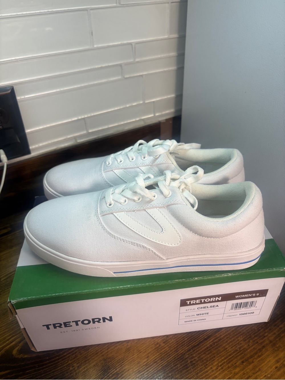 Tretorn White Chelsea Sneakers Size 9‎